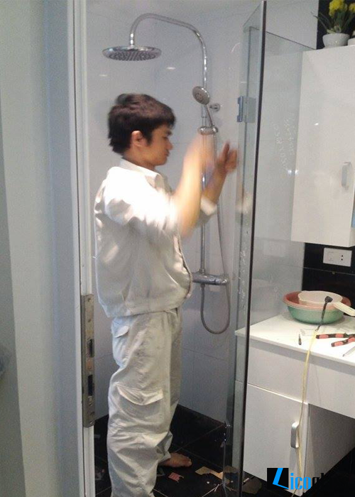  Mẫu vách tắm kính 135 độ